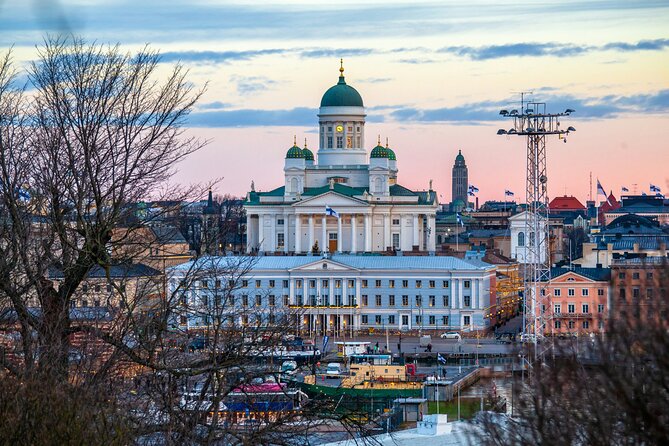 Explore Helsinki in Portuguese with a PRIVATE guide - Senate Square and Aleksanterinkatu: empire context you can actually walk through