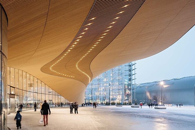Explore Helsinki in Portuguese with a PRIVATE guide - Oodi Central Library and Citizen’s Square: education, design, and politics in public space