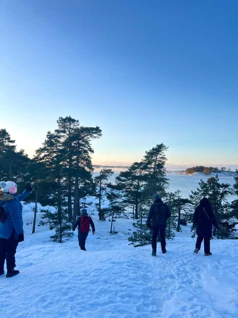 From Helsinki: Archipelago Excursion in Porkkalaniemi - The guided trek: exposed bedrock, berries, mushrooms, and shore views