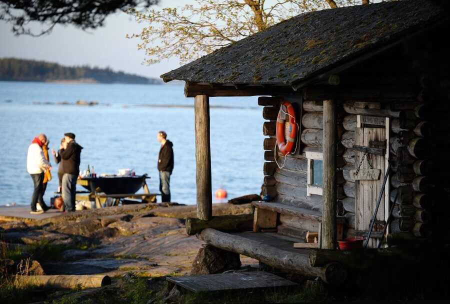 Helsinki: Archipelago RIB Boat Tour with BBQ Lunch and Sauna - The island stop: a short walk and ice-age context