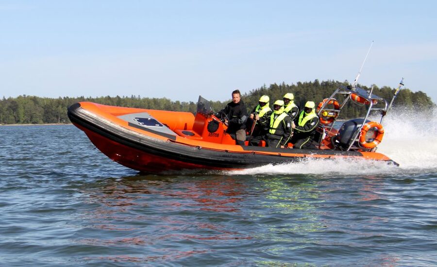 Helsinki: Archipelago RIB Boat Tour with BBQ Lunch and Sauna - The 3.5 hour RIB run: fast water, real local nature talk