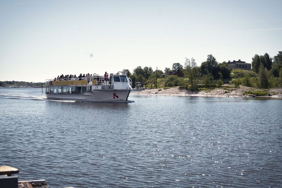 Helsinki: City Highlights 1.5-Hour Archipelago Cruise - Price and value: $33 for a guided waterfront loop