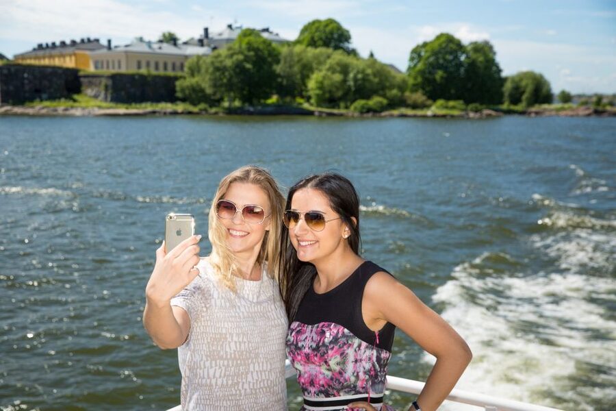 Helsinki: City Highlights 1.5-Hour Archipelago Cruise - Onboard comfort: sun deck, big windows, and a boat café