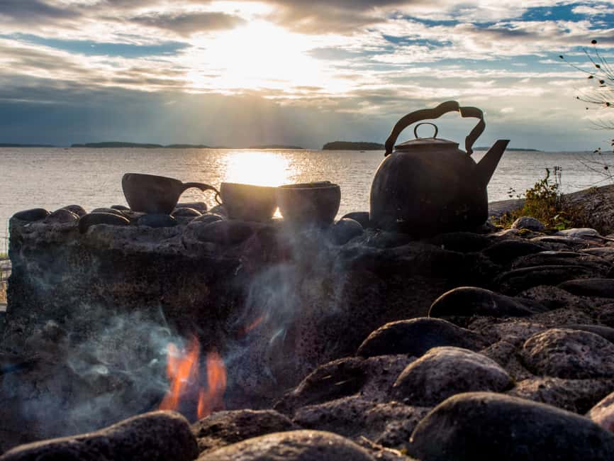 Helsinki: Midnight Sun Kayaking Tour with Campfire - First 1.5 hours: gliding through the Eastern Helsinki archipelago