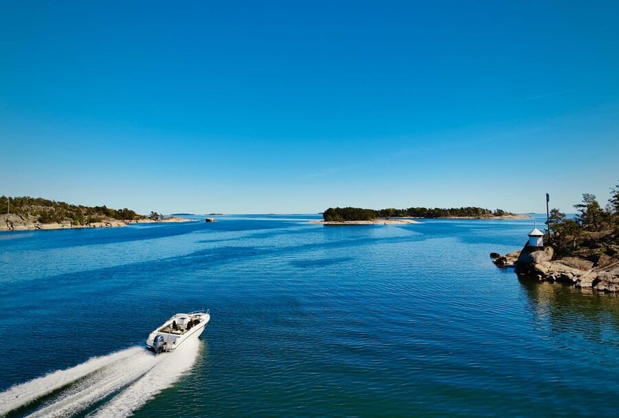 Helsinki: Private Boat Tour - How the hour on the water moves, with central Helsinki drop points