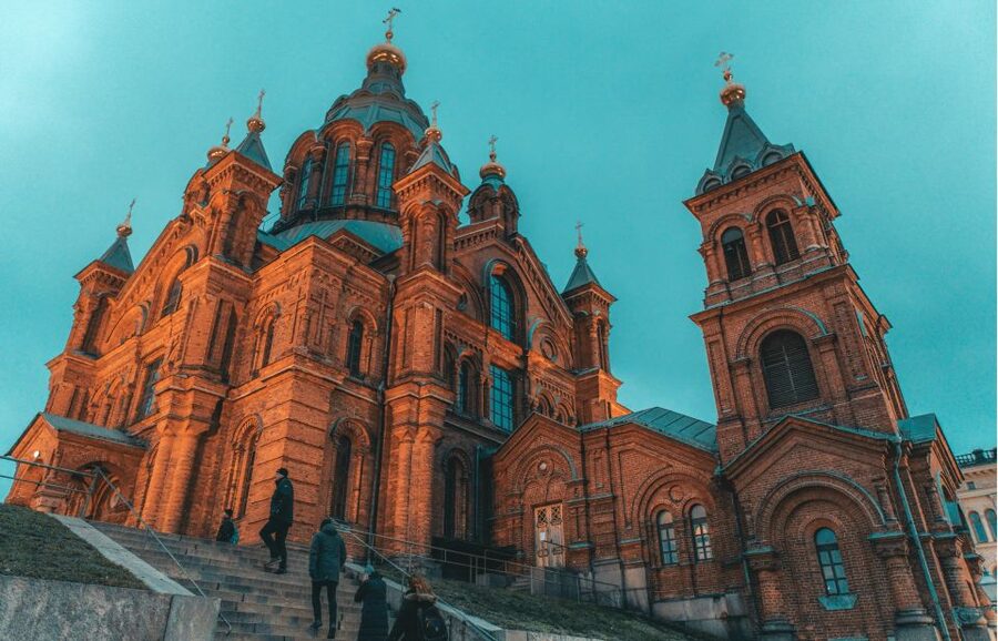Helsinki: Small-Group Walking Tour with City Planner Guide - Getting your bearings: starting in central Helsinki, then locking onto Senate Square