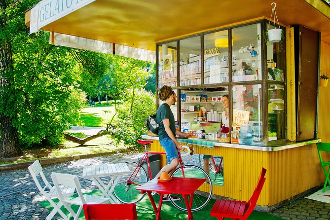 Helsinki tram tour with a city planner - Huvilakatu’s colorful villas: where the city gets personal
