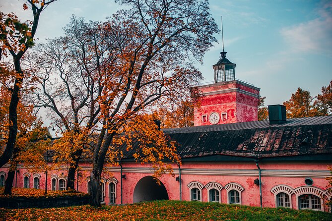 Helsinki walking tour with a city planner - Presidential Palace and Uspenski Cathedral, independence and contrast in stone