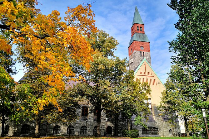 Helsinki walking tour with a city planner - Old Market Hall and Esplanadi Park, the city’s daily rhythm