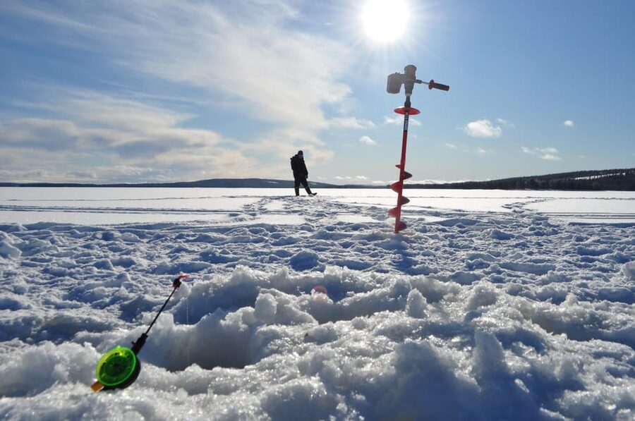 Ice fishing program in Lapland - Palojärvi in Winter: The Guided Tour and Photo Stop Moment