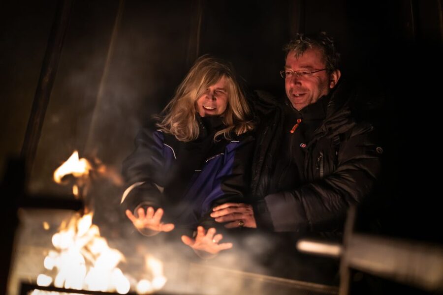 Ivalo: Lake Inari Northern Lights Tour w/ Reindeer & Dinner - Reindeer feeding: more than a photo moment
