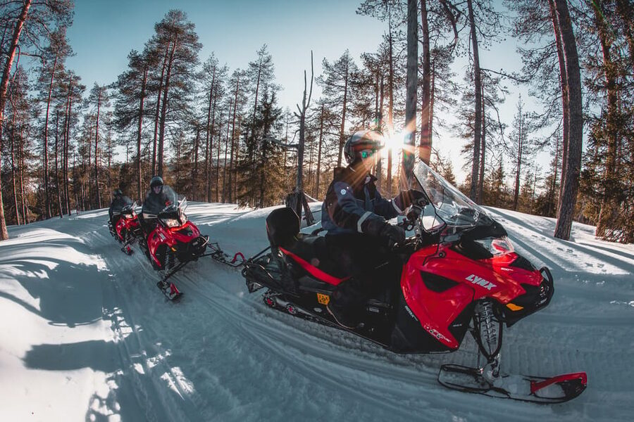Levi: Easy Snowmobile Safari into the Nature - Guides and the feel of the group experience in the Arctic