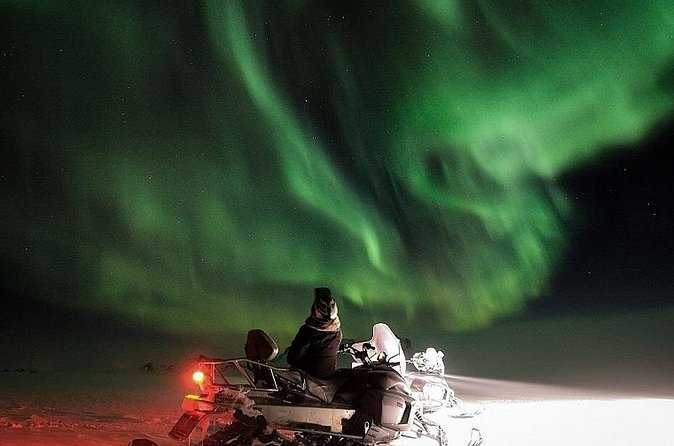 Northern Lights Snowmobile Hunt - Campfire stop with hot snacks: what to expect in the cold