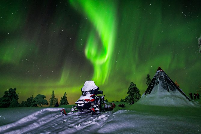 Northern Lights Snowmobile Sleigh Ride - Tepee campfire and warm drinks: how the tour handles the wait
