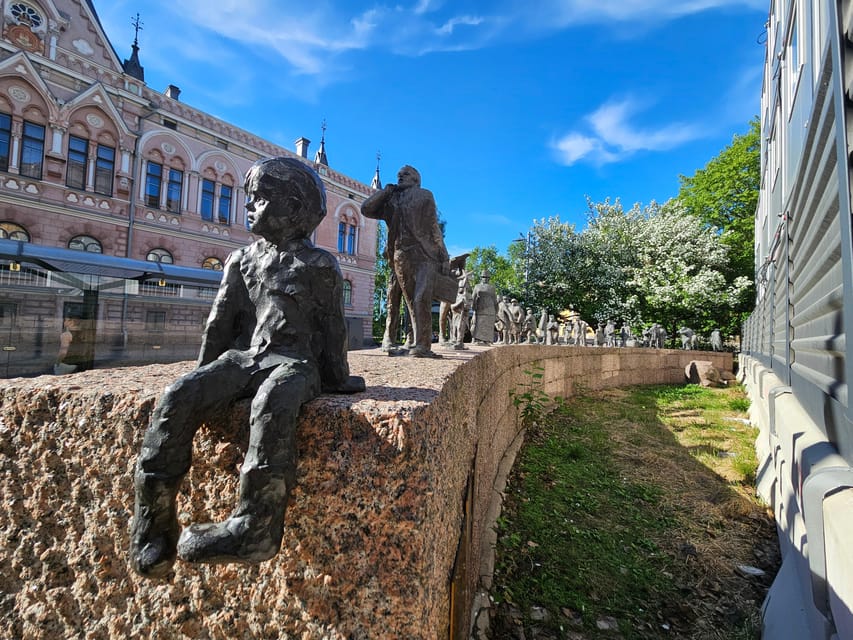 Oulu: City Tour - Getting Oriented at the Policeman Statue
