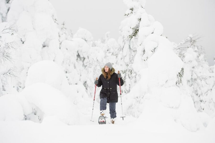 Pyhätunturi: Scenic Snowshoeing Tour in Finnish Lapland - Descent and the reindeer paddock moment