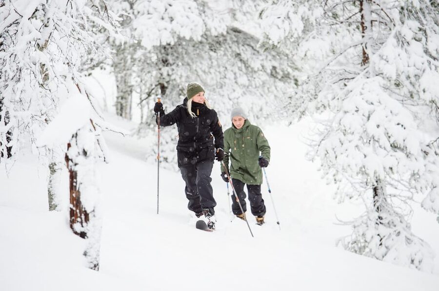 Pyhätunturi: Try Wilderness Skiing in Finnish Lapland - Warm berry drinks and the mid-tour pause