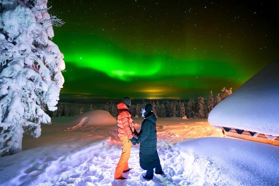 Rovaniemi: Aurora Hunt with Money-Back Guarantee and Photo - Lapland Photo Stop: Waiting With Hot Drinks and a Story