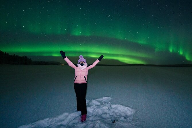 Rovaniemi: Aurora Hunt with Photograph & money back guarantee - Photo support that makes a real difference in the dark