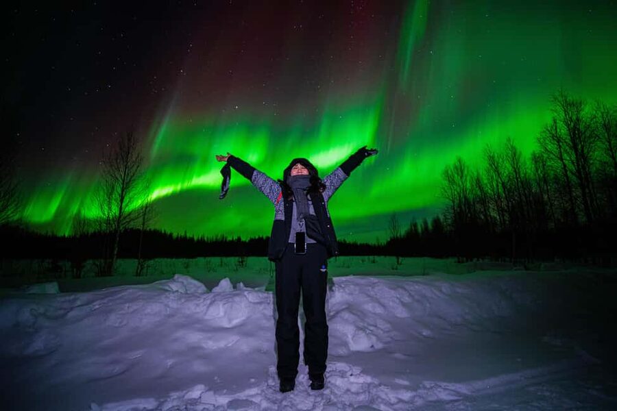 Rovaniemi: Guaranteed Northern Lights Tour with Photos - How the photo help works when you are cold and excited