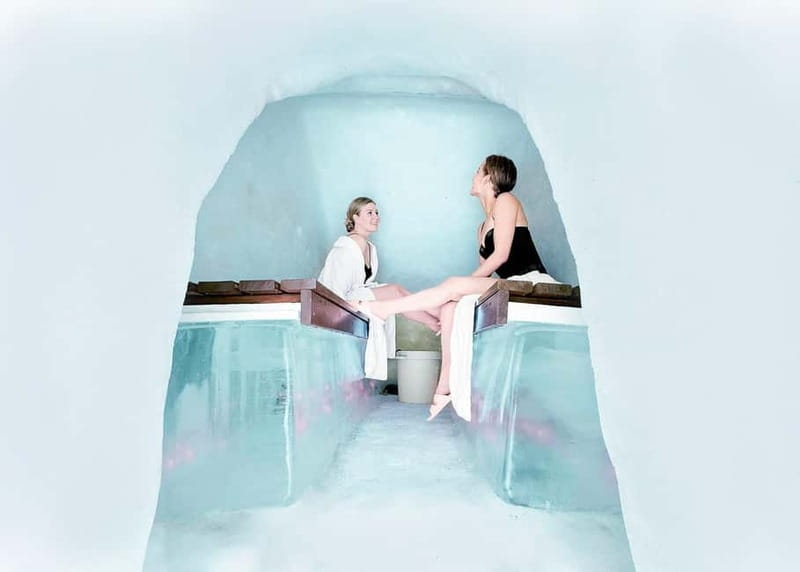 Rovaniemi: Ice Restaurant Dinner with Snow Sauna & jacuzzi - Ice Restaurant dinner: your 3-course meal is part of the show