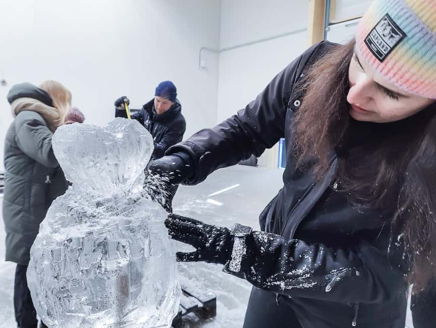 Rovaniemi: Ice sculpting experience - The behind-the-scenes ice storage tour and craftsmanship insights