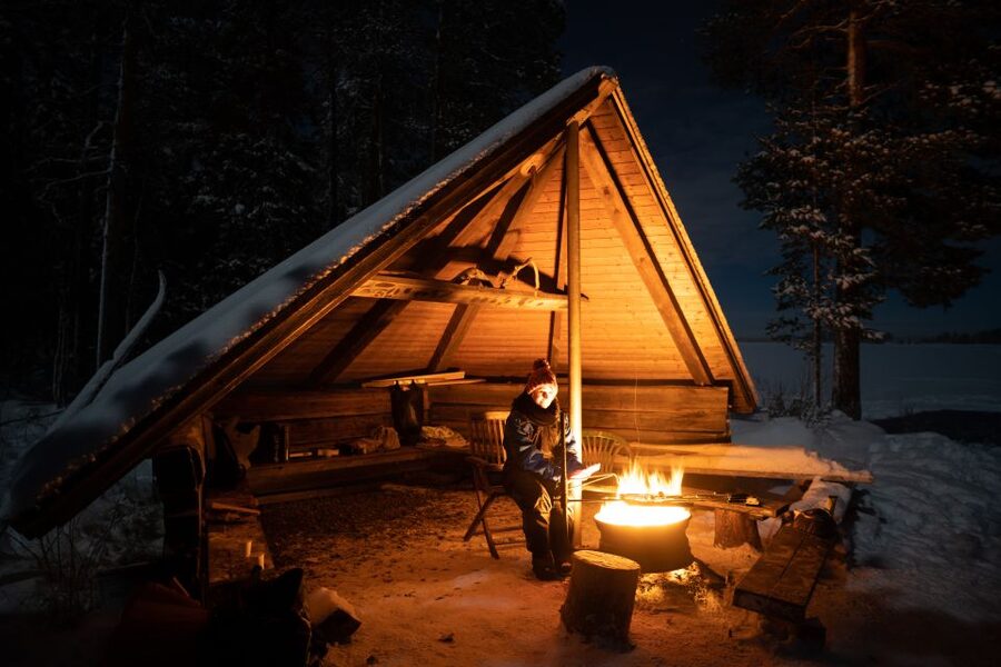 Rovaniemi: Night Sky lappish Barbecue - Campfire time: hot tea, warming up, and learning while you wait