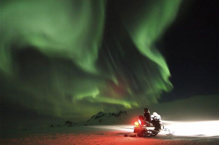 Rovaniemi: Northern Lights Snowmobile Hunt - The snowmobile hunt: twin driving, licenses, and comfort tips