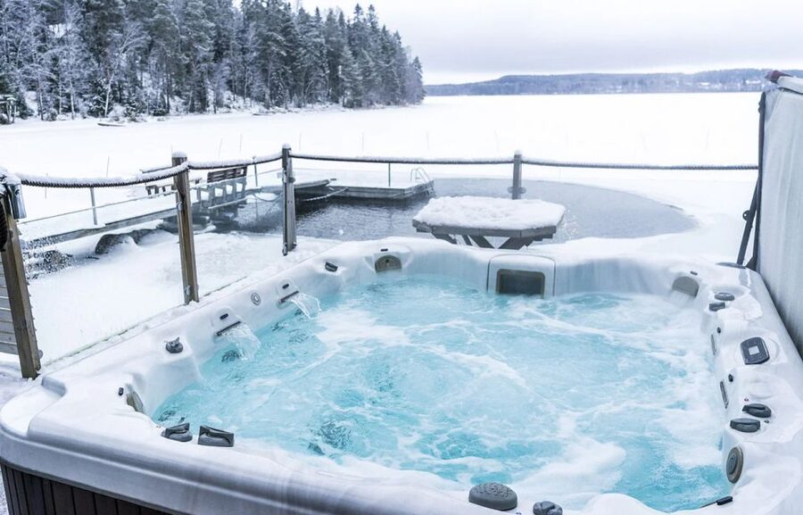 Rovaniemi: Northern Lights Trip with Arctic Sauna & Jacuzzi - The Open-Air Jacuzzi With Hot Drinks and Gingerbread Recovery