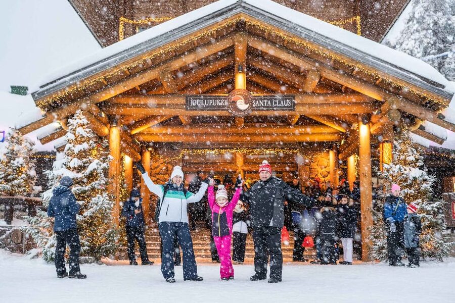 Rovaniemi: Private Pro Photoshoot in Santa Claus Village - Should you book this private photoshoot in Santa Claus Village?
