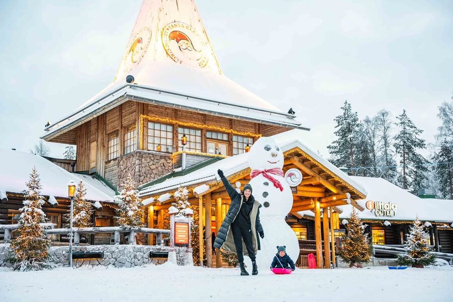 Rovaniemi: Private Pro Photoshoot in Santa Claus Village - Photos you can download fast: what you’ll receive and where