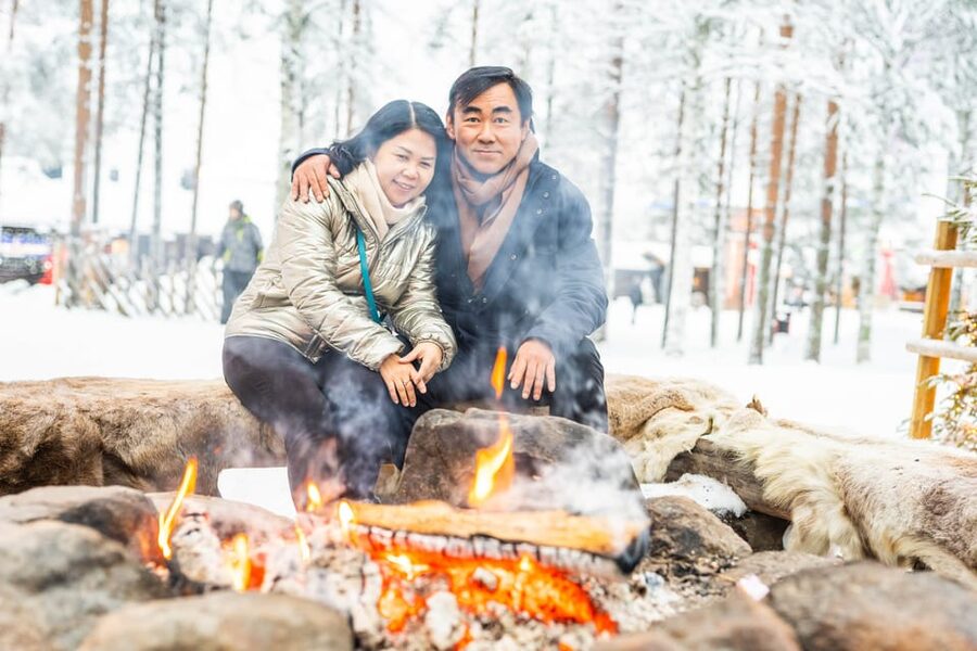 Rovaniemi: Private Pro Photoshoot in Santa Claus Village - Price and value for a private group up to eight