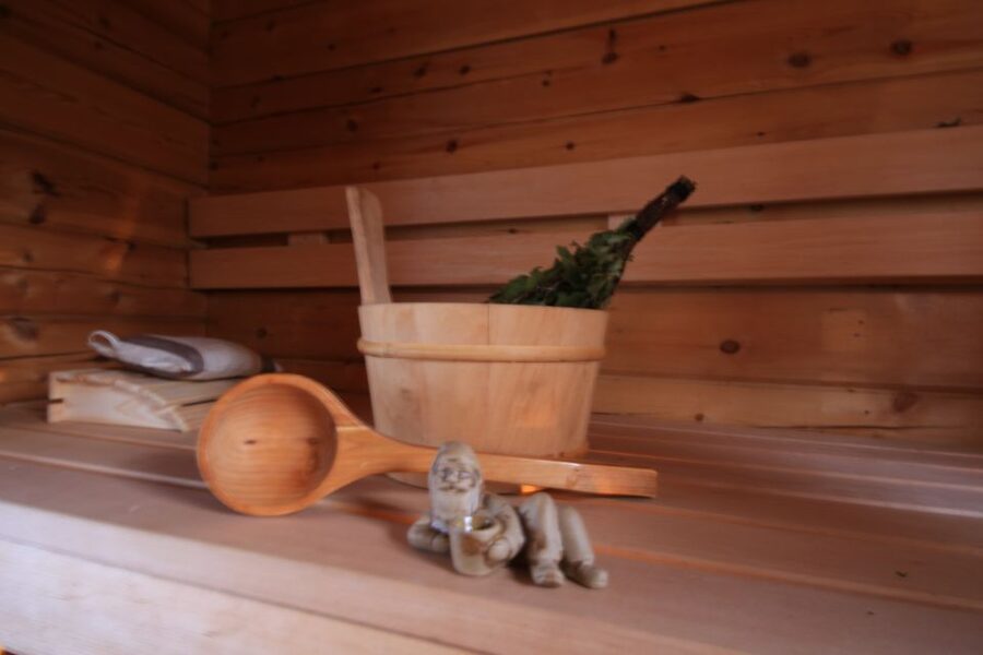 Rovaniemi: Private Sauna, Jacuzzi and Dinner - Hot outdoor jacuzzi plus lake time: the safety rules that keep it pleasant