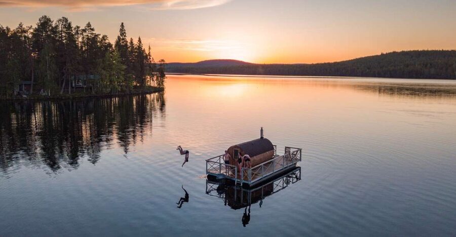 Rovaniemi: Sauna Boat Scenic Lake Cruise - The 3-hour flow on the water, from pickup to deck-time