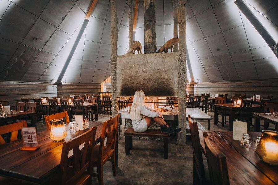 Rovaniemi: Snow Hotel Tour with Food by the Fire - Your evening begins at the SnowHotel, not on a bus for hours