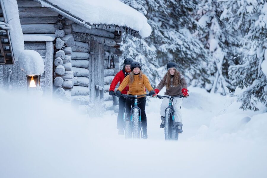 Ruka: Guided fatbike safari - The fire stop: grilled sausages and a warm reset in the forest