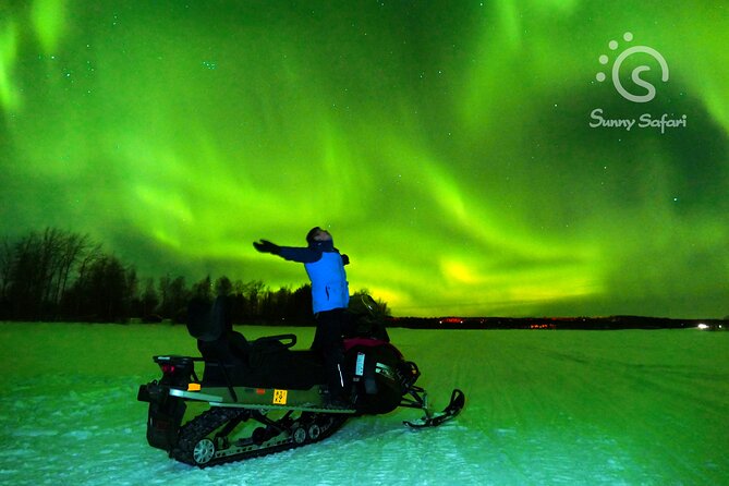 Searching Aurora with Snowmobile - Safety briefing and how the snowmobile driving works