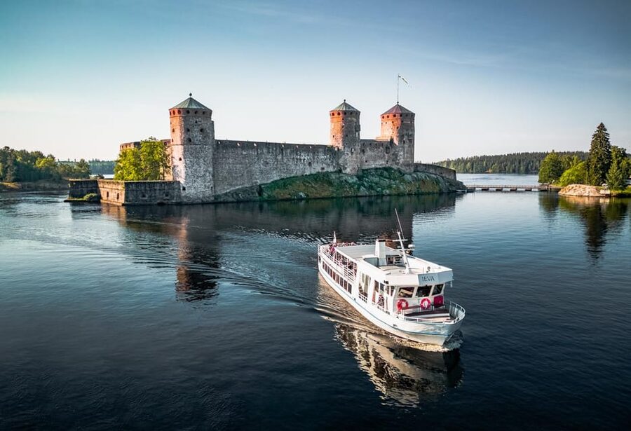 SIGHTSEEING CRUISE AROUND SAVONLINNA - Laitaatsalmi: the huge concrete bridge and the year-round inland shipyard