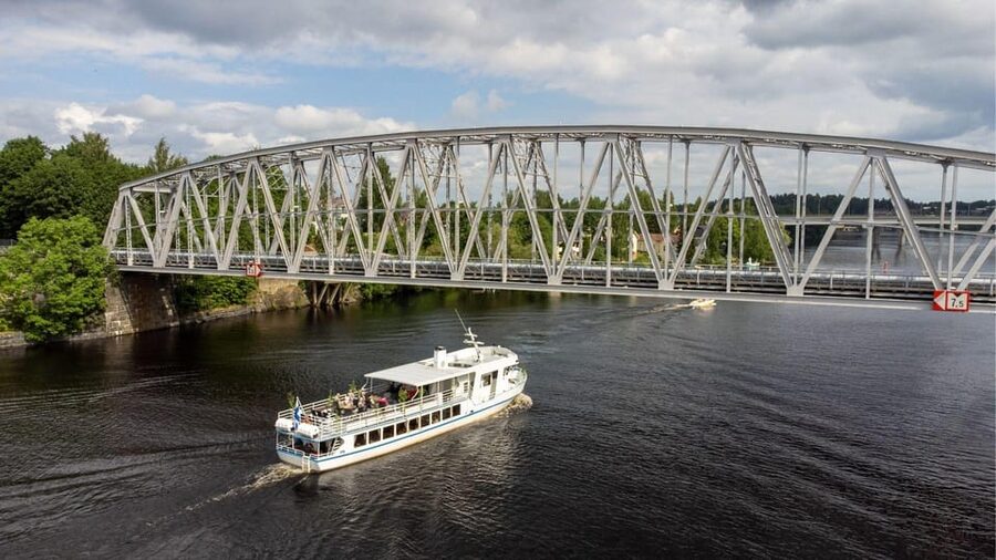 SIGHTSEEING CRUISE AROUND SAVONLINNA - The guide and the quiet question of hearing outside