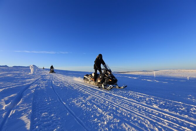 Snowmobiling Adventure in Levi - Gear check: what’s provided and what you should wear