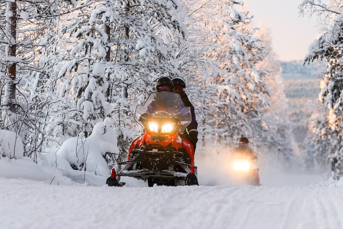 Snowmobiling Quick Spin - 2 h snowmobile experience in Rovaniemi - How turning from passenger to driver works on a 2-seater