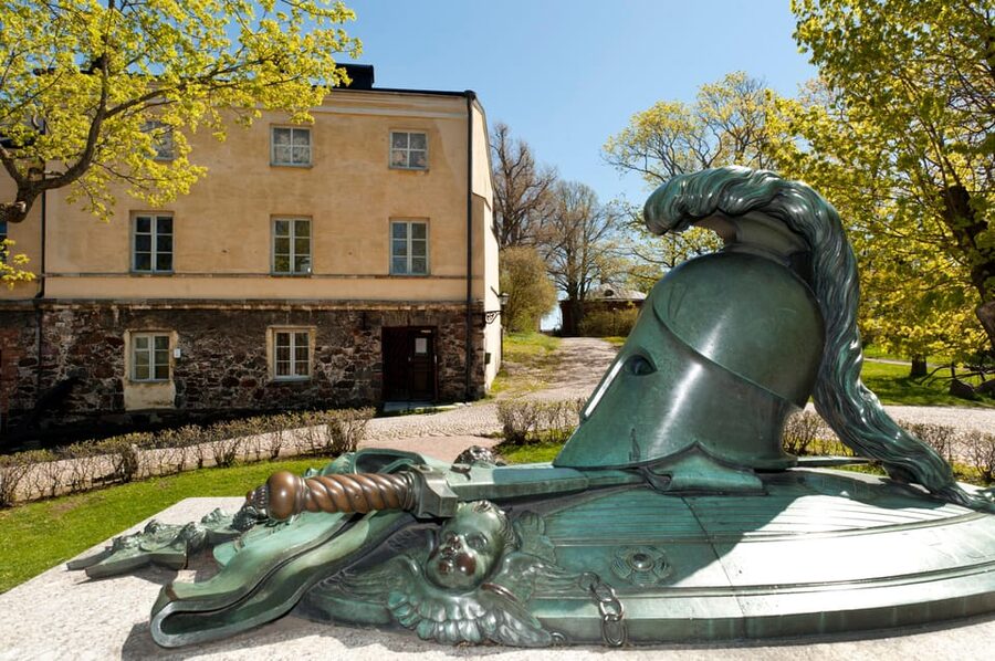 Suomenlinna: Guided Walking Tour with an Authorized Guide - The main sights: Artillery Bay, Great Courtyard, Pipers Park, Dry Dock