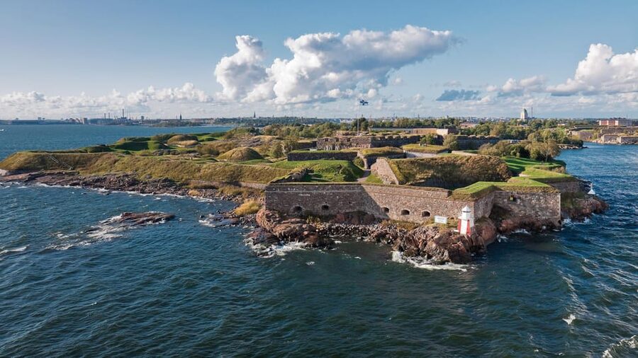 Suomenlinna: Guided Walking Tour with an Authorized Guide - Footwear, accessibility, and who the tour suits best