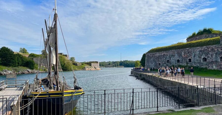 Suomenlinna tour in French with Doro - Why Suomenlinna feels different from other forts