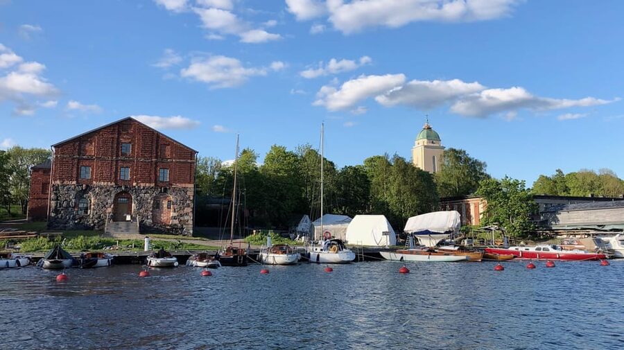 Suomenlinna tour in French with Doro - Stop by stop: the island’s big story in plain language