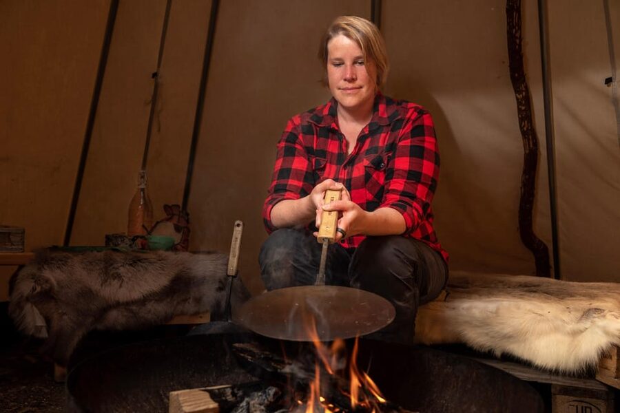 Ylläs: Fireside tasting in a traditional lavvo - What happens during your 2-hour fireside dinner