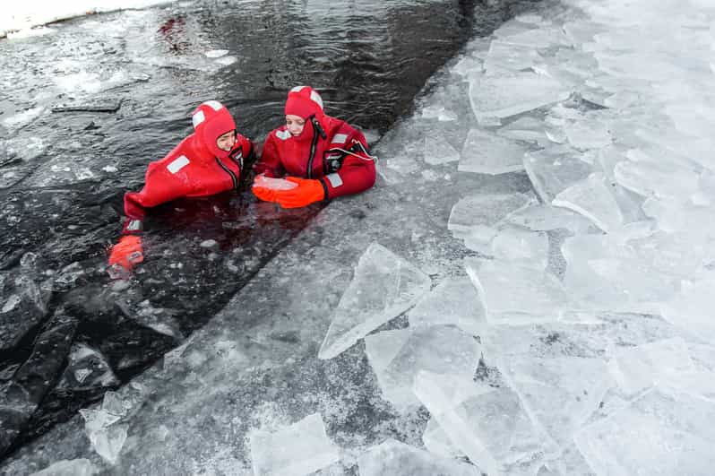 Ylläs: Lake Ylläsjärvi Ice-Floating Experience - Key moments you will actually remember