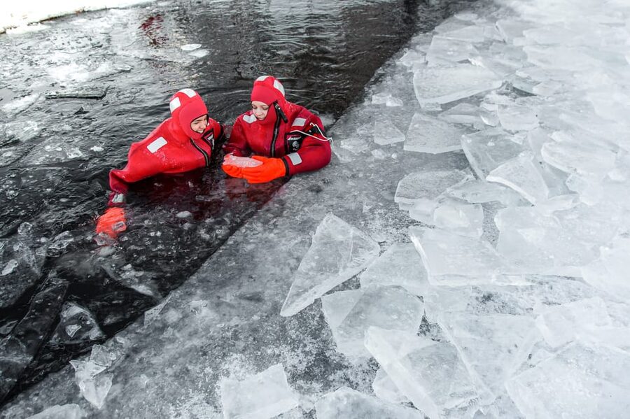 Ylläs: Lake Ylläsjärvi Ice-Floating Experience - Who should book this ice-floating experience, and who should skip it